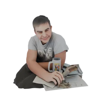 Рендер 3D модели молодого человека, сидящего, держащего кружку в одной руке и фигурку ящерицы в другой, с бумагами на столе.