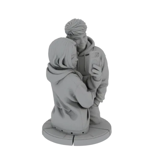 3D-модель молодой пары, наклонившейся для селфи на смартфон, установленная на круглом основании.