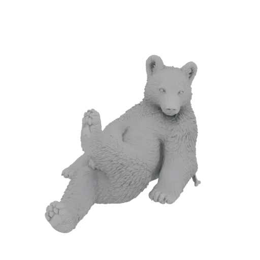 3D модель милого медвежонка, игриво сидящего с одной лапой, в светло-сером материале.