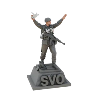 3D модель памятника герою СВО, солдат держит автомат и голубя мира на постаменте с надписью СВО