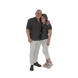 3D модель мужчины и женщины в объятиях, оба в повседневных темных топах и светлых брюках.