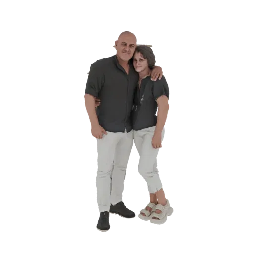 3D модель мужчины и женщины в объятиях, оба в повседневных темных топах и светлых брюках.