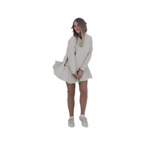 3D модель молодой женщины с светлыми волосами, в кремовом свитере и струящейся плиссированной юбке, смотрящей в сторону.