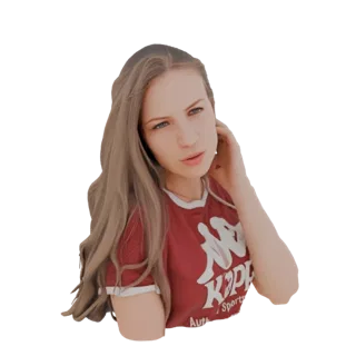 3D модель девушки с длинными светлыми волосами в красной футболке Kappa, смотрящей на зрителя, с рукой у лица.