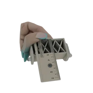 3D рендер реалистичной человеческой руки, держащей бежевый штангенциркуль с видимой линейкой и шкалой.