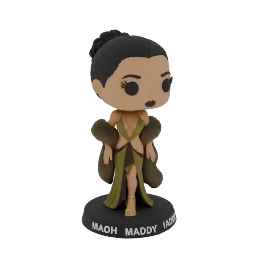 3D модель фигурки Мэдди Funko Pop в зелено-коричневом платье с меховой накидкой, стоящая на черной подставке.